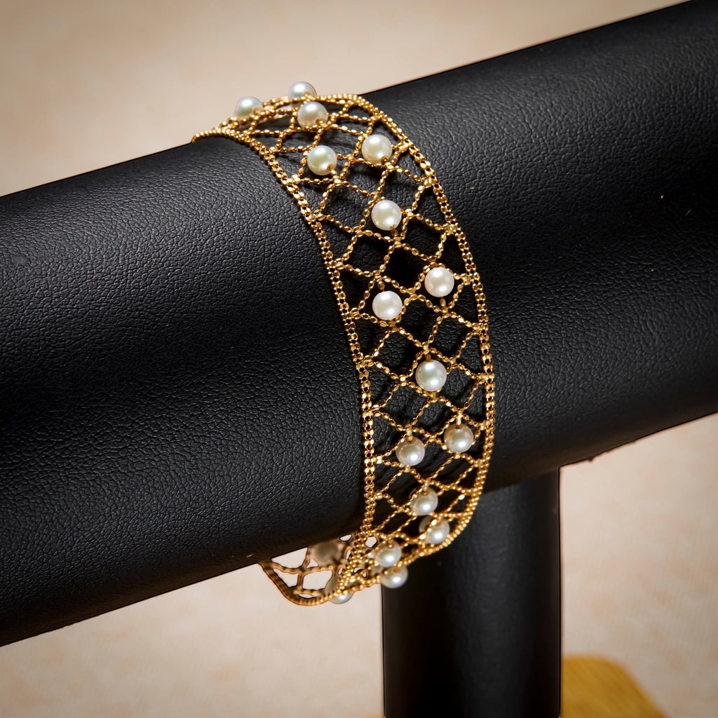 BoxUnboxed 18k yellow gold lace lattice bracelet with 3-3.5mm Akoya pearls. Adjustable 17cm+3cm.