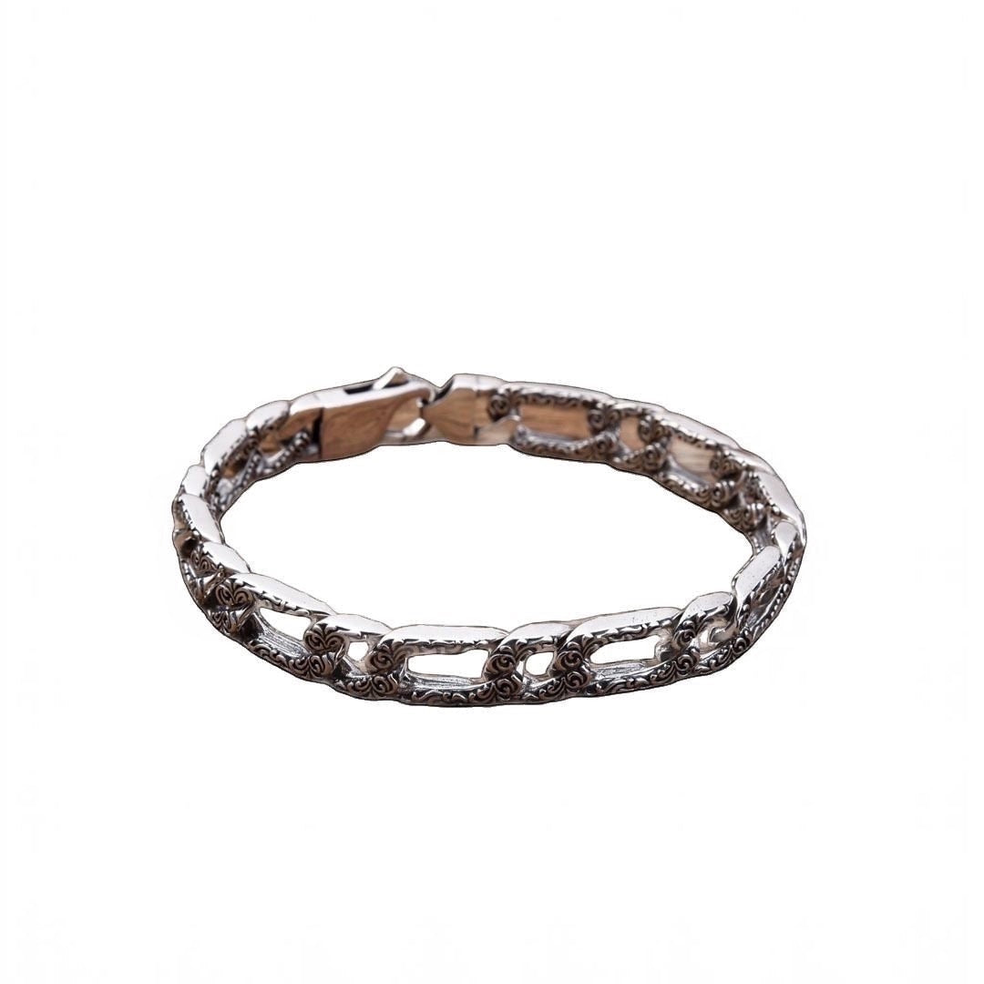 BoxUnboxed Sovereign Imperial Rattan Figaro Chain bracelet in solid 925 silver with intricate engraving and oxidized details.